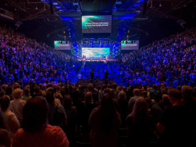 Cru staff members gather in worship during Cru15.